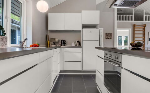 Jurgis - 300M from the Sea: Küche, Countertop, Küchengerät, Interior Design, Flooring, Major Appliance, Cabinetry, Decke, Holz, Fussboden