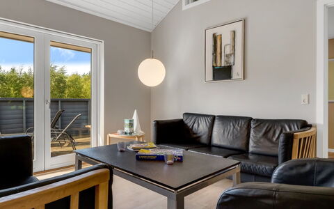 Jurgis - 300M from the Sea: Möbel, Interior Design, Flooring, Wand, Holz, Fussboden, Decke, Beleuchtung, Wohnzimmer, Light Fixture