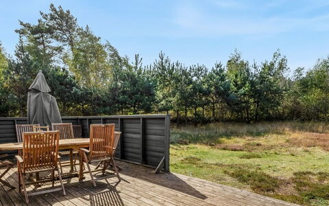 Jurgis - 300M from the Sea: Holz, Grundstueck, Hartholz, Planke, Deck, Schatten, Garten, Gartenmöbel, Holzbeize, Landscaping