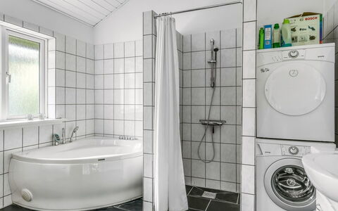 Ellie - 300M from the Sea: Flooring, Interior Design, Armatur, Fussboden, Badezimmer, Installation, Decke, Fliese, Sinken, Zapfhahn
