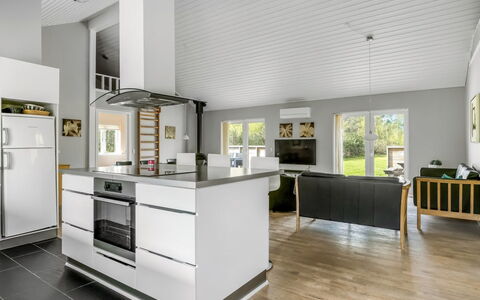 Ellie - 300M from the Sea: Flooring, Küche, Interior Design, Decke, Countertop, Küchengerät, Fussboden, Major Appliance, Cabinetry, Möbel