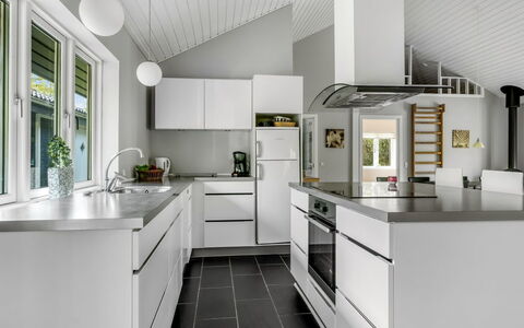 Ellie - 300M from the Sea: Küche, Countertop, Flooring, Interior Design, Cabinetry, Decke, Küchengerät, Major Appliance, Fussboden, Haushaltsgerät