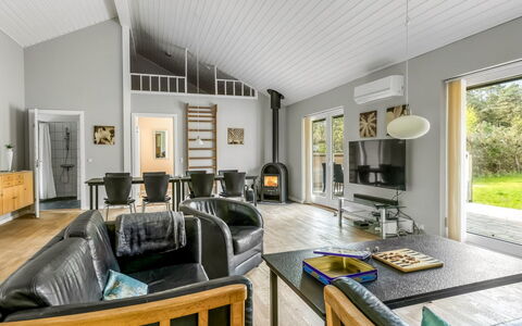 Ellie - 300M from the Sea: Interior Design, Decke, Couch, Holz, Flooring, Fussboden, Wohnzimmer, Möbel, Beleuchtung, Zuhause