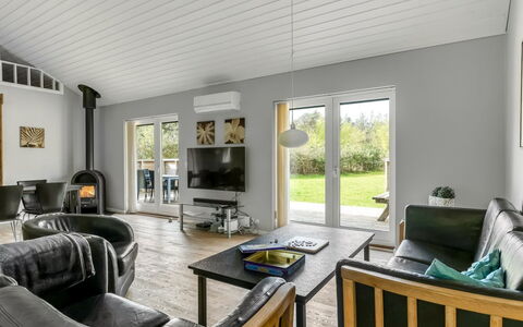Ellie - 300M from the Sea: Interior Design, Flooring, Decke, Holz, Couch, Fussboden, Möbel, Wohnzimmer, Holzboden