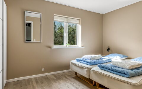 Ellie - 300M from the Sea: Wand, Interior Design, Fussboden, Flooring, Schlafzimmer, Holz, Bett, Decke, Zimmer, Beleuchtung