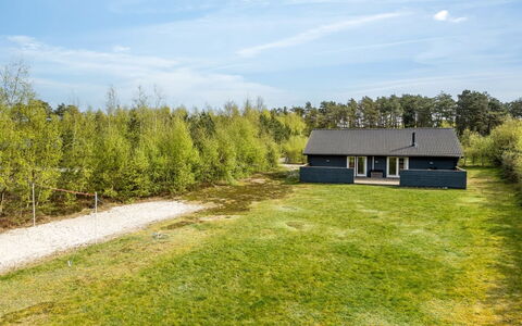 Ellie - 300M from the Sea: Dach, Haus, Zuhause, Hütte, Abstellgleis, Estate, Auffahrt, Gartenbauten, Garten, Schuppen