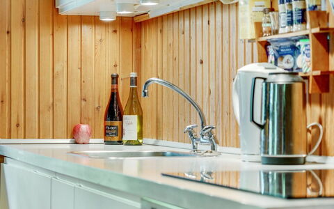 Asmod - 300M from the Sea: Holz, Küche, Countertop, Interior Design, Küchengerät, Flooring, Beleuchtung, Cabinetry, Zuhause, Armatur