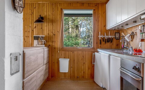 Asmod - 300M from the Sea: Küche, Holz, Countertop, Interior Design, Flooring, Decke, Küchengerät, Major Appliance, Spüle, Zapfhahn