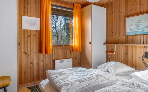 Asmod - 300M from the Sea: Holz, Schlafzimmer, Interior Design, Bett, Bettdecke, Zuhause, Bedding, Holzbeize, Bettrahmen, Hartholz