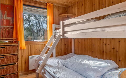 Asmod - 300M from the Sea: Holz, Schlafzimmer, Holzbeize, Decke, Hartholz, Zuhause, Bett, Planke, Bettdecke, Bedding