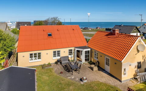 Tara - 300M from the Sea: Dachdecken, Hütte, Haus, Dach, Zuhause, Bauernhaus, Hütte, Estate, Dorf