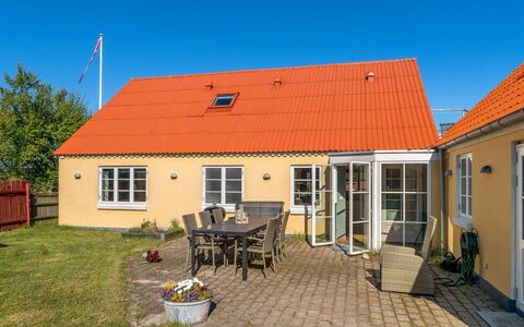 Tara - 300M from the Sea: Dachdecken, Hütte, Haus, Dach, Zuhause, Bauernhaus, Hütte, Estate, Dorf