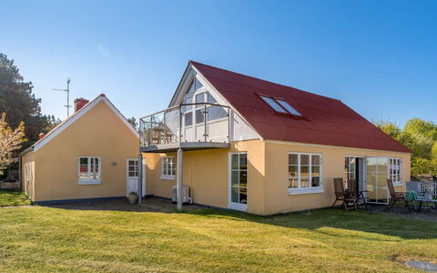 Tara - 300M from the Sea: Dachdecken, Hütte, Haus, Dach, Zuhause, Bauernhaus, Hütte, Estate, Dorf