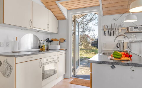Tishon - 100M from the Sea: Küche, Countertop, Küchengerät, Holz, Interior Design, Flooring, Major Appliance, Möbel, Decke, Haushaltsgerät