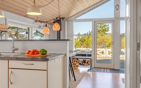 Tishon - 100M from the Sea: Holz, Interior Design, Flooring, Zuhause, Decke, Light Fixture, Möbel, Küche, Tür, Stuhl