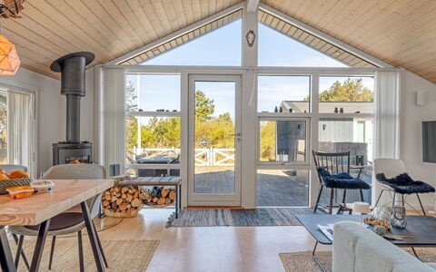 Tishon - 100M from the Sea: Holz, Zuhause, Decke, Hütte, Hartholz, Veranda, Holzboden, Holzbeize, Stuhl, Light Fixture