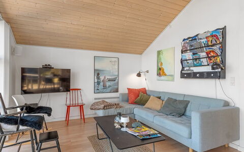 Tishon - 100M from the Sea: Interior Design, Möbel, Couch, Flooring, Wand, Fussboden, Holz, Wohnzimmer, Decke, Zimmer