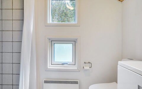 Tishon - 100M from the Sea: Wand, Flooring, Interior Design, Holz, Fussboden, Decke, Armatur, Badezimmer, Zimmer, Zuhause