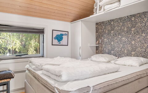 Tishon - 100M from the Sea: Interior Design, Schlafzimmer, Bett, Bettdecke, Decke, Bedding, Zimmer, Bettrahmen, Linens, Matratze