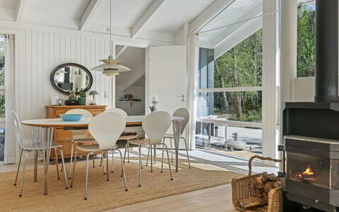 Ran - 600M from the Sea: Interior Design, Möbel, Flooring, Holz, Decke, Fussboden, Stuhl, Light Fixture, Beleuchtung, Wohnzimmer