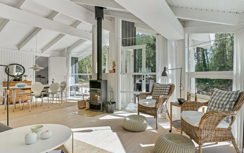 Ran - 600M from the Sea: Interior Design, Möbel, Decke, Holz, Flooring, Fussboden, Wohnzimmer, Stuhl, Zuhause, Light Fixture
