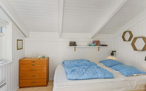 Ran - 600M from the Sea: Schlafzimmer, Holz, Decke, Interior Design, Flooring, Bett, Fussboden, Bettdecke, Möbel, Bedding