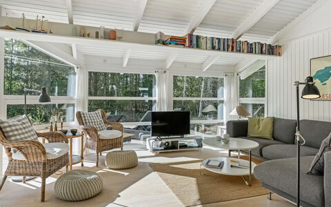 Ran - 600M from the Sea: Möbel, Interior Design, Flooring, Couch, Holz, Decke, Wohnzimmer, Fussboden, Stuhl, Beleuchtung