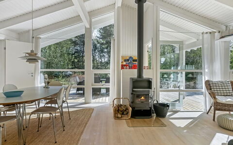 Ran - 600M from the Sea: Interior Design, Decke, Flooring, Fussboden, Möbel, Wohnzimmer, Zuhause, Light Fixture, Stuhl, Zimmer