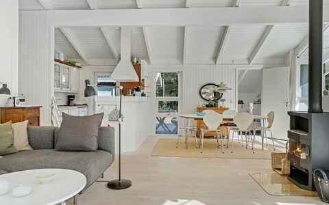 Ran - 600M from the Sea: Flooring, Interior Design, Möbel, Decke, Holz, Fussboden, Wohnzimmer, Couch, Zuhause, Zimmer