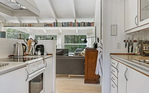 Ran - 600M from the Sea: Küche, Countertop, Flooring, Küchengerät, Major Appliance, Interior Design, Holz, Cabinetry, Decke, Möbel