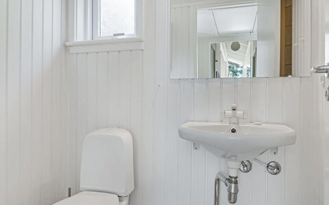 Ran - 600M from the Sea: Wand, Armatur, Badezimmer, Flooring, Interior Design, Fussboden, Sinken, Bad Sink, Decke, Zapfhahn