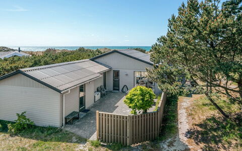Petersen - 50M from the Sea: Holz, Zuhause, Veranda, Deck, Hartholz, Dach, Holzbeize, Holzboden, Eco Hotel