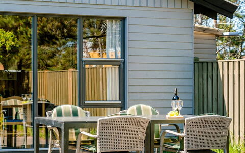 Petersen - 50M from the Sea: Holz, Zuhause, Veranda, Deck, Hartholz, Dach, Holzbeize, Holzboden, Eco Hotel