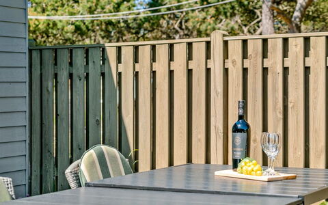Petersen - 50M from the Sea: Holz, Zuhause, Veranda, Deck, Hartholz, Dach, Holzbeize, Holzboden, Eco Hotel