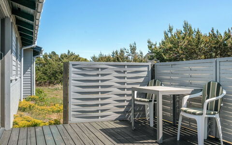 Petersen - 50M from the Sea: Holz, Zuhause, Veranda, Deck, Hartholz, Dach, Holzbeize, Holzboden, Eco Hotel