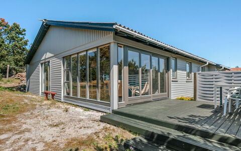 Petersen - 50M from the Sea: Holz, Zuhause, Veranda, Deck, Hartholz, Dach, Holzbeize, Holzboden, Eco Hotel