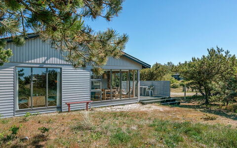 Petersen - 50M from the Sea: Holz, Zuhause, Veranda, Deck, Hartholz, Dach, Holzbeize, Holzboden, Eco Hotel