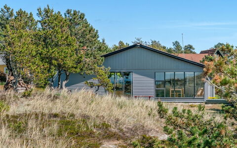 Petersen - 50M from the Sea: Holz, Zuhause, Veranda, Deck, Hartholz, Dach, Holzbeize, Holzboden, Eco Hotel