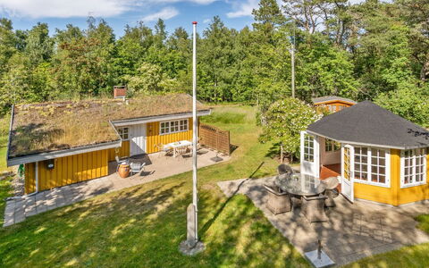 Mirla - 300M from the Sea: Dach, Haus, Zuhause, Hütte, Tür, Abstellgleis, Deck, Veranda, Planke, Hartholz