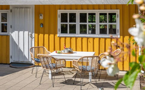 Mirla - 300M from the Sea: Dach, Haus, Zuhause, Hütte, Tür, Abstellgleis, Deck, Veranda, Planke, Hartholz
