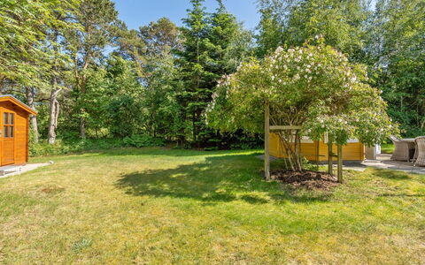 Mirla - 300M from the Sea: Dach, Haus, Zuhause, Hütte, Tür, Abstellgleis, Deck, Veranda, Planke, Hartholz