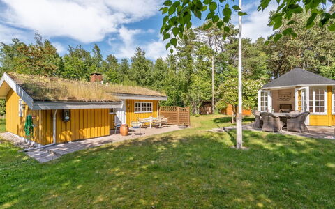 Mirla - 300M from the Sea: Dach, Haus, Zuhause, Hütte, Tür, Abstellgleis, Deck, Veranda, Planke, Hartholz