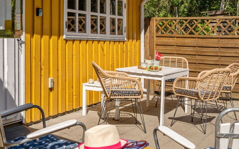 Mirla - 300M from the Sea: Dach, Haus, Zuhause, Hütte, Tür, Abstellgleis, Deck, Veranda, Planke, Hartholz