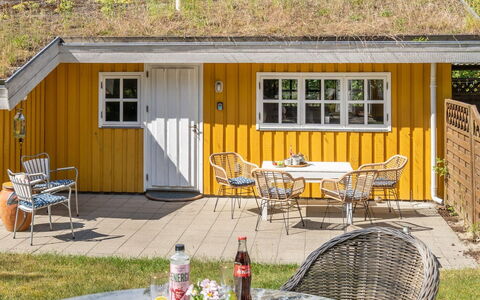 Mirla - 300M from the Sea: Dach, Haus, Zuhause, Hütte, Tür, Abstellgleis, Deck, Veranda, Planke, Hartholz