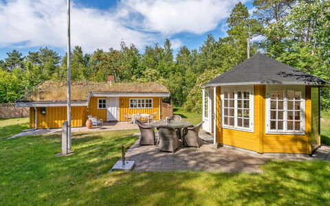 Mirla - 300M from the Sea: Dach, Haus, Zuhause, Hütte, Tür, Abstellgleis, Deck, Veranda, Planke, Hartholz