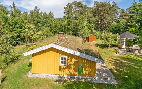 Mirla - 300M from the Sea: Dach, Haus, Zuhause, Hütte, Tür, Abstellgleis, Deck, Veranda, Planke, Hartholz