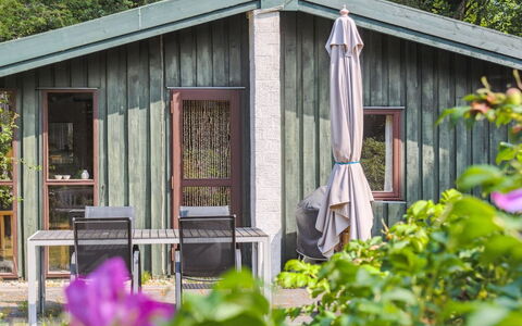 Matta - 800M from the Sea: Holz, Zuhause, Veranda, Deck, Hartholz, Dach, Holzbeize, Holzboden, Eco Hotel