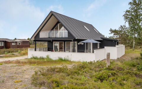 Alf - 200M from the Sea: Möbel, Interior Design, Flooring, Holz, Fussboden, Decke, Holzboden, Stuhl, Tabelle, Beleuchtung