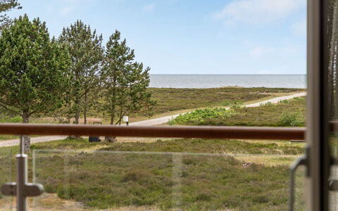 Alf - 200M from the Sea: Möbel, Interior Design, Flooring, Holz, Fussboden, Decke, Holzboden, Stuhl, Tabelle, Beleuchtung