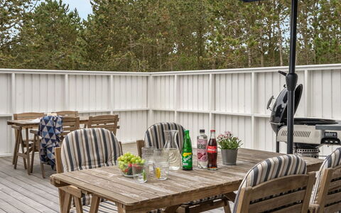 Alf - 200M from the Sea: Möbel, Interior Design, Flooring, Holz, Fussboden, Decke, Holzboden, Stuhl, Tabelle, Beleuchtung
